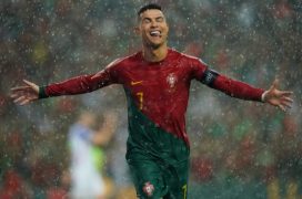 Ronaldo trở thành ông già xuất sắc nhất lịch sử bóng đá